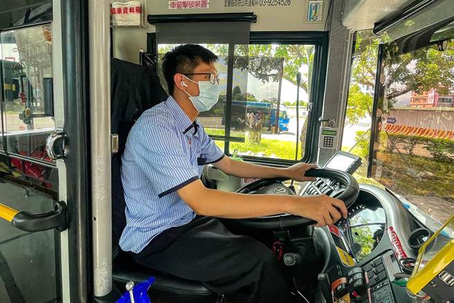 国光客运宜兰县市区公车60名驾驶尚未接种疫苗，随疫情持续解封，搭公车人数增加，县府交通处表示将持续反映争取疫苗。（李忠一摄）