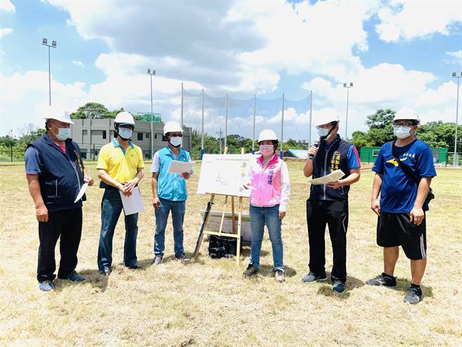 立委杨琼璎（右三）联手市议员赖朝国（左三）争取潭子区简易棒垒球场，预计8月底竣工。（王文吉摄）