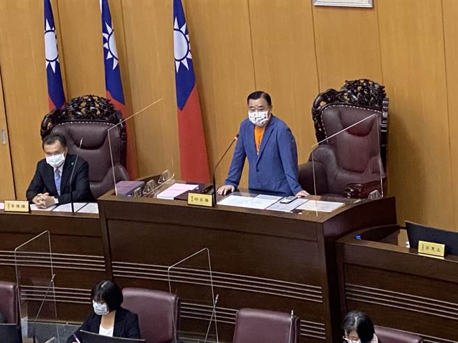 桃园市议会21日开临时会，议长邱奕胜指出，市府团队致力防疫工作，但「莫忘世上苦人多」，要协助受疫情衝击的艰困行业。(蔡依珍摄)