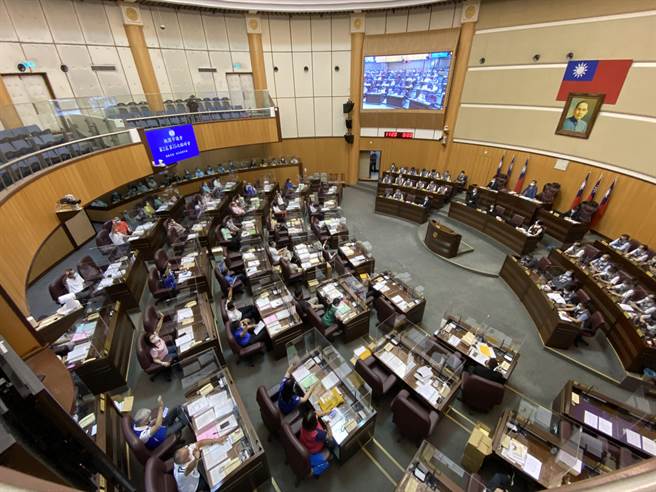 桃园市议会21日开临时会，蓝营议员提案建议增加防疫纾困专案报告，但绿营以防颱、防疫为由反对，最后表决以2票之差，通过变更议程，将于下周一、26日专案报告。(蔡依珍摄)