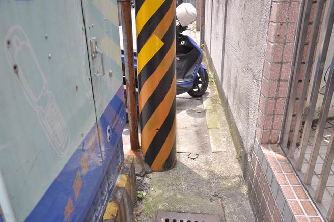 新北市莺歌区莺桃路每逢大雨都会出现积水问题，莺桃路365巷却长年出现电线杆插进排水沟的问题，间接影响排水。（蔡雯如摄）