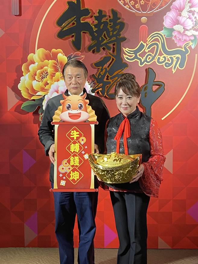 SOGO董事长黄晴雯(右)表示，要加速数位转型、虚实整合，迎接市场未来挑战。(资料照)