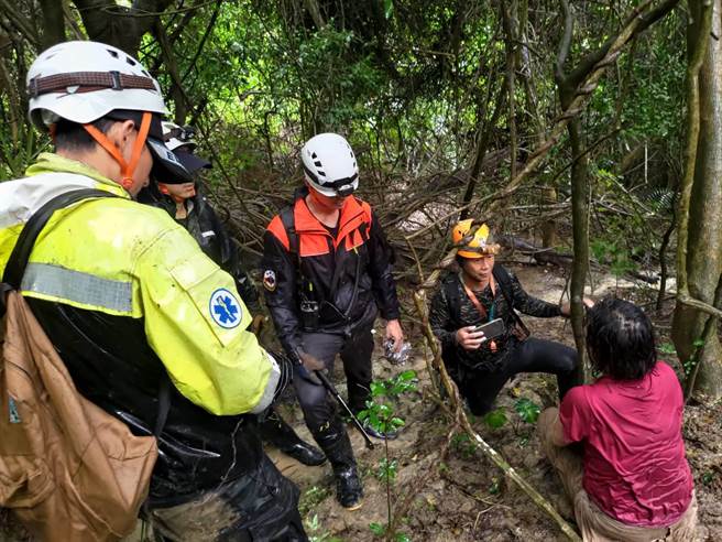 高雄51岁陈姓妇人20日晚间前往龙泉寺登柴山时迷路，消防局在21日早上7时27分找到陈妇，在消防人员的护送下，陈妇顺利下山就医。（翻摄画面／洪浩轩高雄传真）
