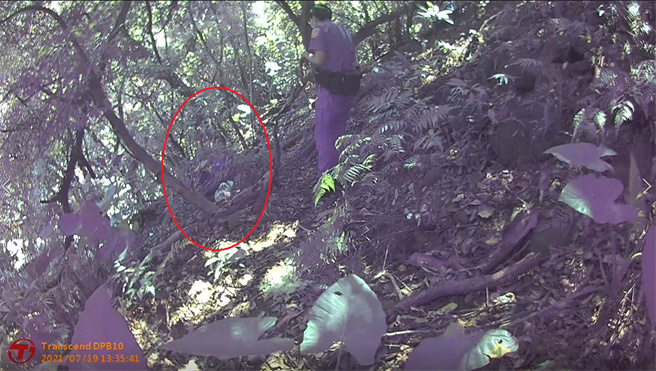 新北市土城区60岁杨姓妇人19日传讯给友人，内容透露轻生念头，员警接获报案后，一路调阅监视器画面，发现杨妇独自骑车前往深山，5名员警分头在山区搜索，最终在一处废弃登山口寻获杨妇。（土城分局提供）