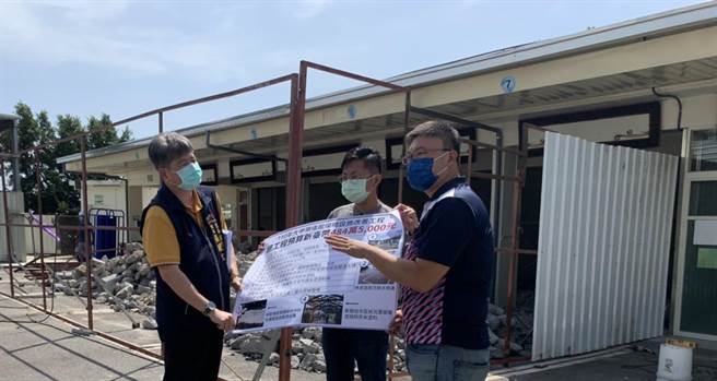 台中市议员施志昌（右）争取翻修改善大甲殡仪馆。（王文吉摄）