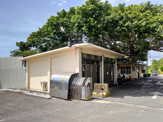 大甲殡仪馆进行小灵堂家属休息区与停车场、友善厕所等整修。（王文吉摄）