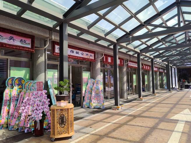 大甲殡仪馆进行小灵堂家属休息区与停车场、友善厕所等整修。（王文吉摄）