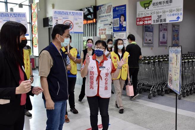 经济发展局长张峯源21日率队前往家乐福文心店，视察社交距离宣导员设置的情形。（台中市政府提供）
