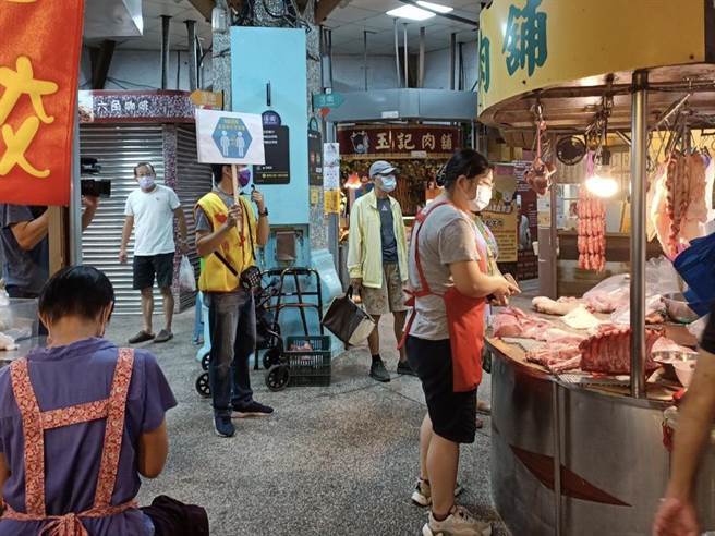 经发局同步派员至第二公有零售市场，视察社交距离宣导员设的置成果。（台中市政府提供）