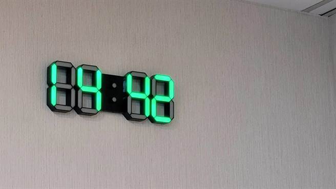 基隆市長林右昌表示，市府用的是「電子鐘」，所以沒有「逆時中」的問題。（陳彩玲攝）