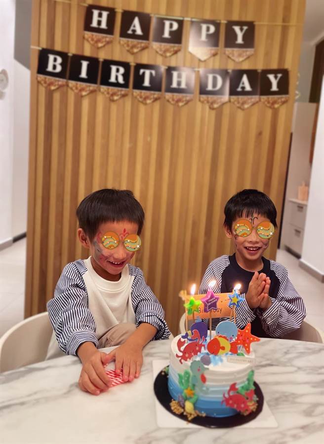 李心洁为5岁的双胞胎儿子们庆生。（翻摄李心洁脸书）