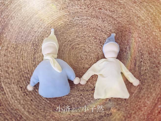 李心洁亲手缝制布娃娃当儿子们的生日礼物。（翻摄李心洁脸书）