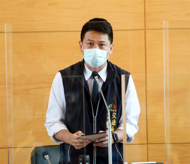 交通局长叶昭甫说，预计9至10月可启动新案执行，让路边停车资讯服务不中断。（陈世宗摄）