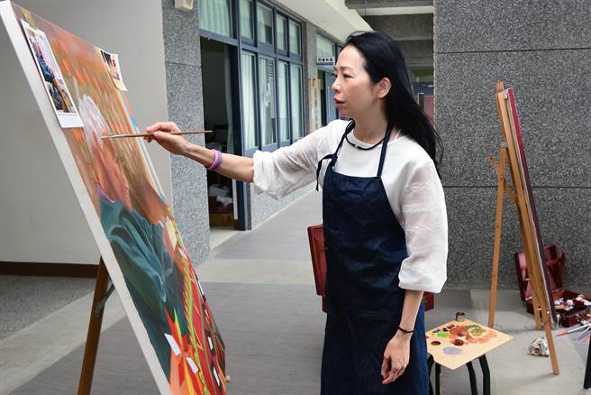 國立台東女子高級中學美術老師康毓庭榮獲師鐸獎，瘋狂又有活力的她表示，想藉此翻轉外界對師鐸獎的印象。（蔡旻妤攝）