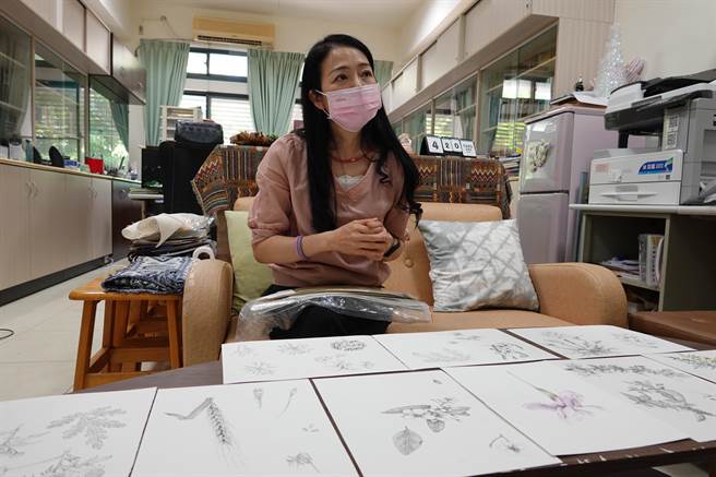 國立台東女子高級中學美術老師康毓庭榮獲師鐸獎，瘋狂又有活力的她表示，想藉此翻轉外界對師鐸獎的印象。（蔡旻妤攝）