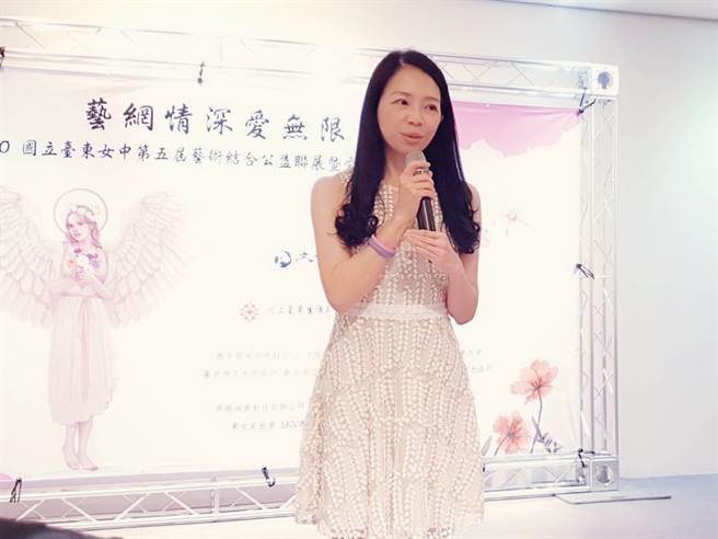 國立台東女子高級中學美術老師康毓庭榮獲師鐸獎，瘋狂又有活力的她表示，想藉此翻轉外界對師鐸獎的印象。（蔡旻妤攝）