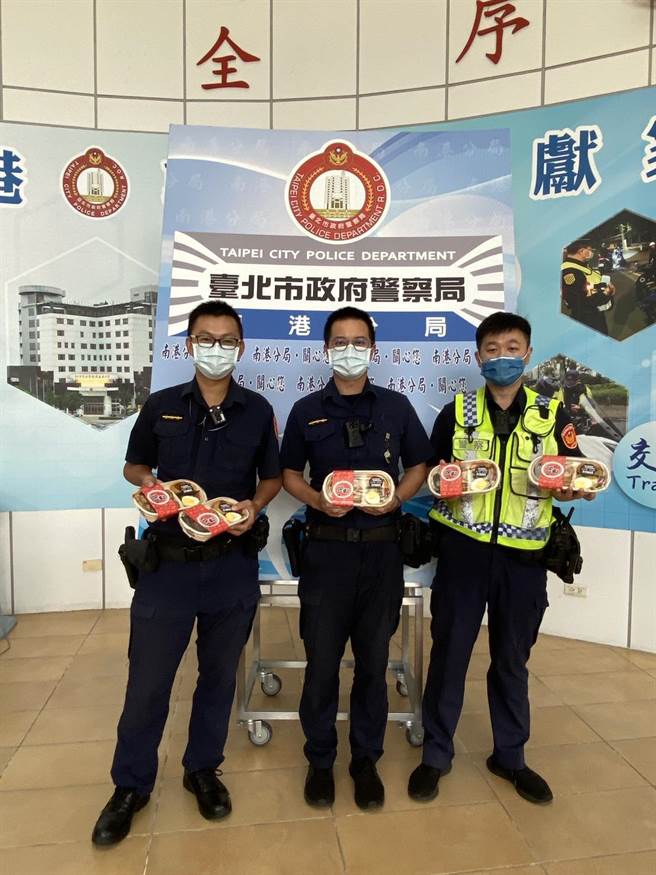 南港轮胎荣誉董事长林学圃，连续4天提供健康餐盒给南港分局员警。(翻摄照片／林郁平台北传真）