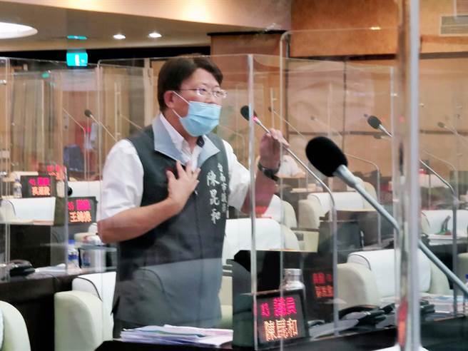 台南市议员陈昆和在总质询时，质疑「有人从种电拿好处」，邀市长黄伟哲发誓。（洪荣志摄）