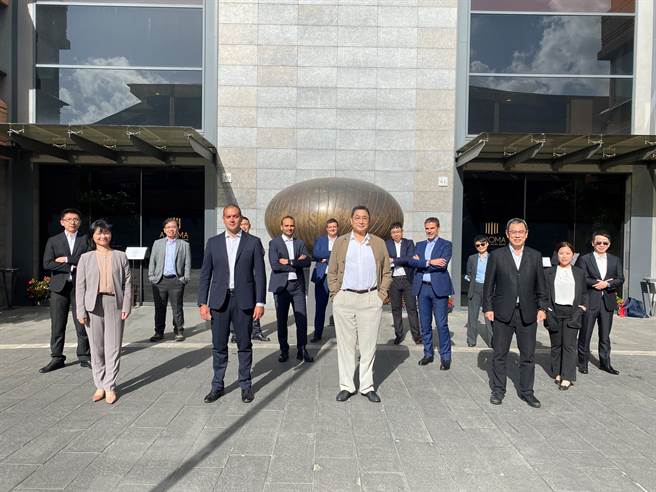 台泥董事長張安平(中)出席掛牌交割儀式，並與義大利NHΩA新團隊成員合影。(台泥提供)