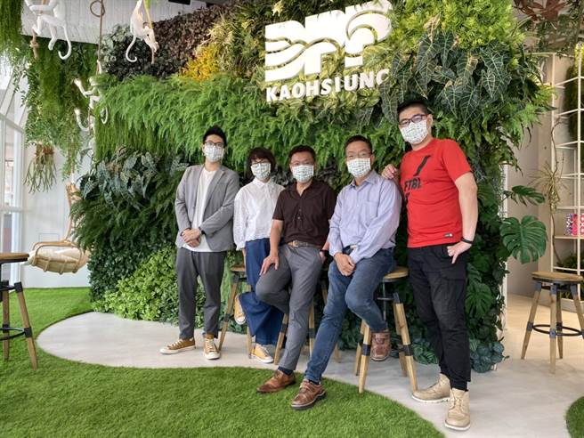 民进党高雄市党部人事异动，新任执行长杨于谦 （右二）、首席副执行长王淑芬（左二）。（民进党高雄巿党部提供）