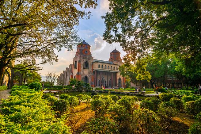 醒吾科大新媒系大一新生林承烨，在真理大学拍下「城堡唱游」美景，获得淡水八景摄影邀请赛学生组金牌。(醒吾科大提供)