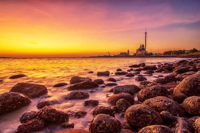 林承烨作品「淡水油车口」夕阳搭配涨退潮时刻，石头若隐若现反射出夕阳的光彩，获得淡水八景摄影邀请赛学生组佳作。(醒吾科大提供)