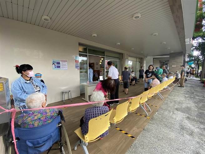 台南市长者施打疫苗踊跃，但近日传出2起接种疫苗不良反应。图为台南一诊所外等候接种AZ疫苗的长者。（资料照／曹婷婷摄）
