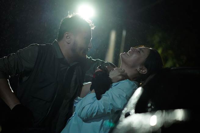 张榕容在之前剧情遭李铭忠饰演的胡大东绑架。（CATCHPLAY提供）