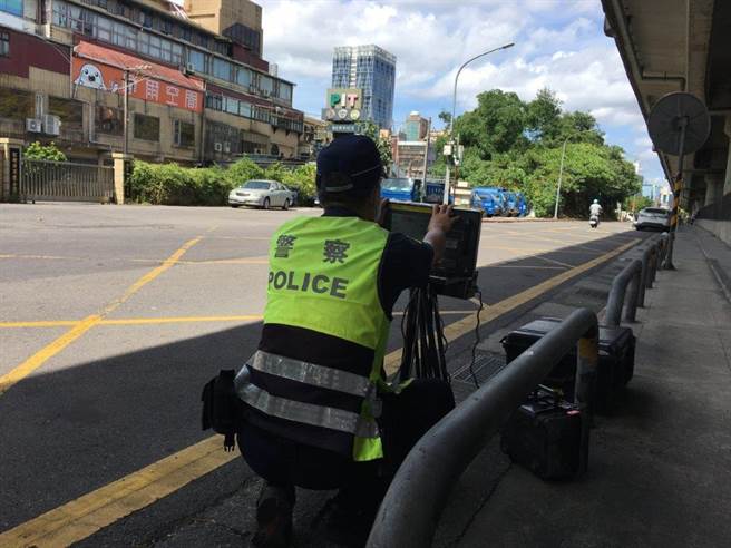 警方將運用移動式測速照相等設備加強取締交通違規。(翻攝照片／林郁平台北傳真）