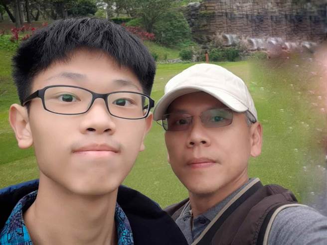 醒吾科大新媒系新生林承烨（左），一身摄影细胞遗传自父亲、摄影玩家林正哲。(醒吾科大提供)