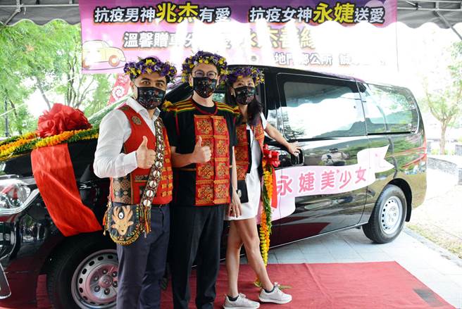 贾永婕夫妻致赠三地门乡公所一辆防疫休旅车，乡长Cemelesai（左）直呼是部落救命车。（林和生摄）