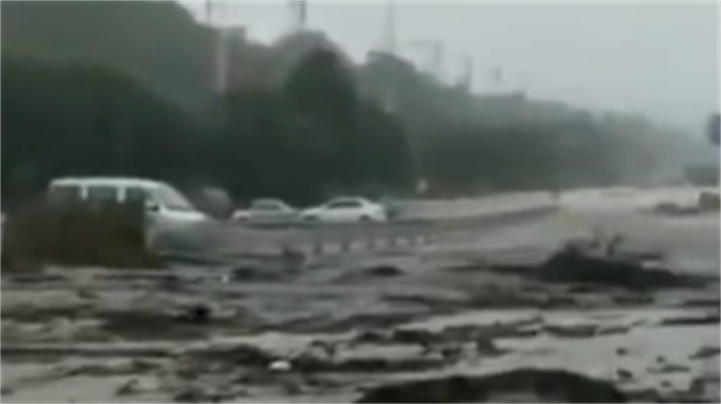 受暴雨影响，河南巩义多处出现山崩土石流，已致4人死亡。(摘自凤凰网)