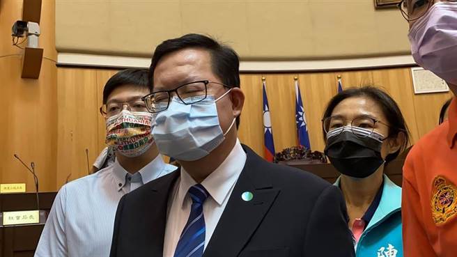 桃园市长郑文灿21日驳斥第2剂要打高端，指出自己6月底已施打AZ第二剂，但若中央未来有新规范、有可以打国产疫苗的机会，他也愿意施打。(蔡依珍摄)