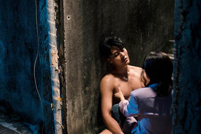 张睿家秀壮肌「大」亮点，严正岚一手难以掌握。（七十六号原子、myVideo提供）