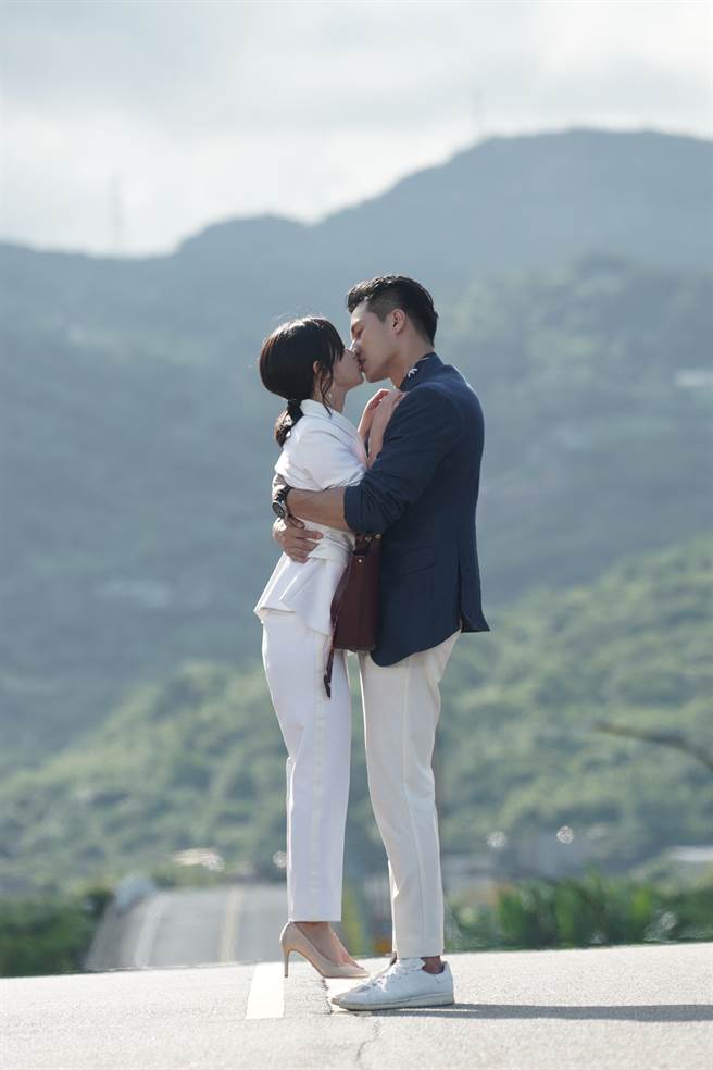 张睿家拥吻严正岚，创造「无重力之吻」浪漫场景。（七十六号原子、myVideo提供）