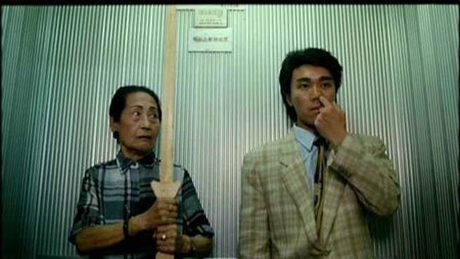 在《赌圣》中周星驰被一位老太太暴打。(图/翻摄自剧照)