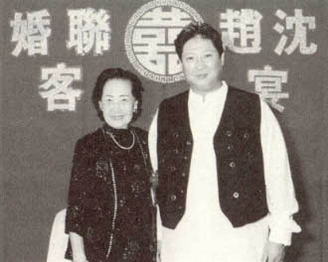 洪金宝和钱似莺祖孙俩合照。(图/翻摄自微博)