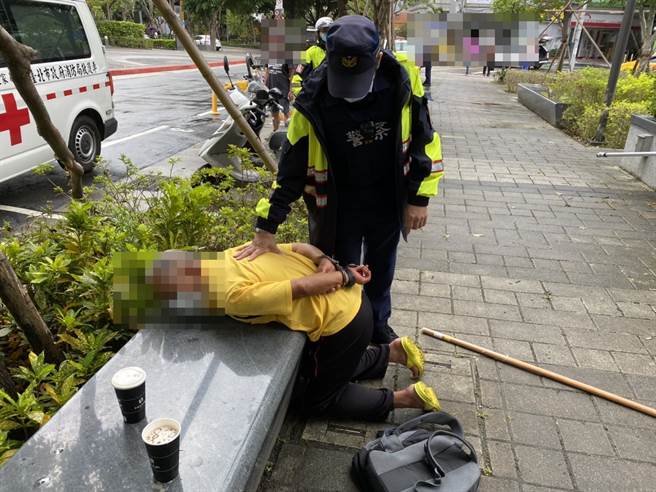 北市文山区21日下午发生当街砍人事件，一名陈姓男子（黄衣者）持镰刀袭击一男子，遭到警方压制。（民眾提供／李文正台北传真）