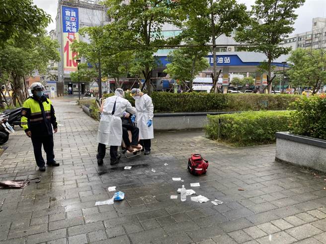 北市文山区21日下午发生当街砍人案，警方获报后，救护人员紧急赶往现场替受伤民眾救治，并送往医院治疗。（民眾提供／李文正台北传真）