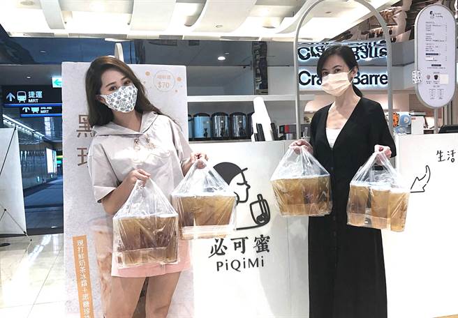 黄露瑶与简沛恩一起担任外送饮料小天使。（楠轩工作室提供）