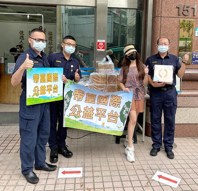 黄露瑶送饮料到后港派出所。（楠轩工作室提供）