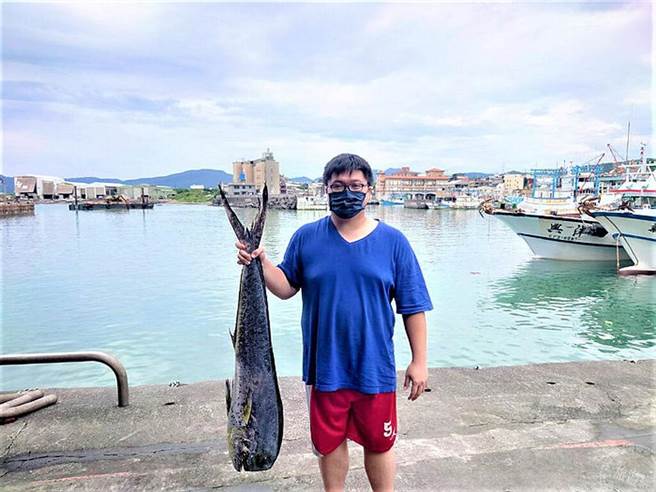 鬼头刀外型独特侧面看宛如一把俐落的大刀 （图片/新北市政府渔业处提供）