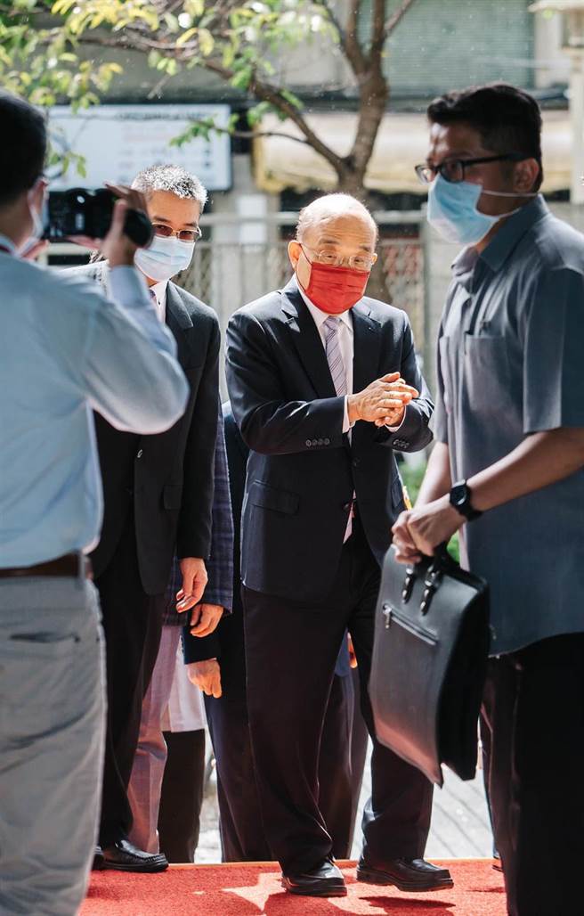 行政院长苏贞昌（前中）21日前往刑事局视察扫黑缉毒成果，针对东京奥运中华代表团舱等风波裁示，后续前往奥运的选手和教练都将搭乘商务舱，体育署不分职等，全部搭经济舱往返。(郭吉铨摄)
