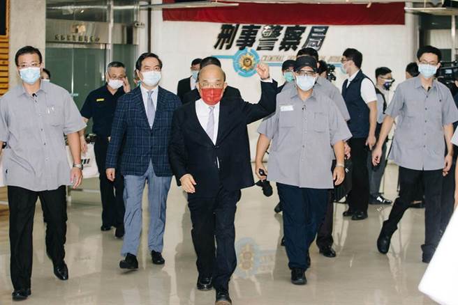 行政院长苏贞昌（前中）21日前往视察刑事局扫黑缉毒成果并予嘉勉，苏离开时握拳为刑警局人员支持打气。(郭吉铨摄)
