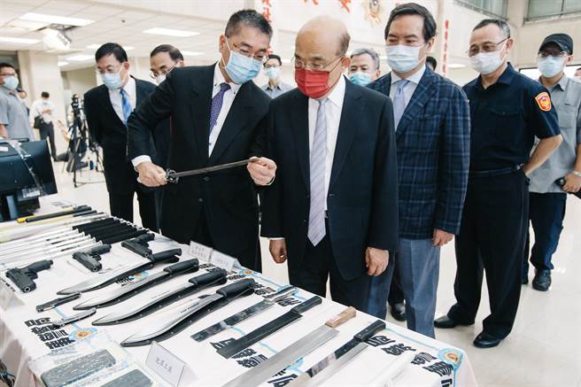 行政院长苏贞昌（前右）21日前往警政署刑事局视察扫黑缉毒成果并予嘉勉，苏与内政部长徐国勇（前左）研究刀械管制现况。(郭吉铨摄)