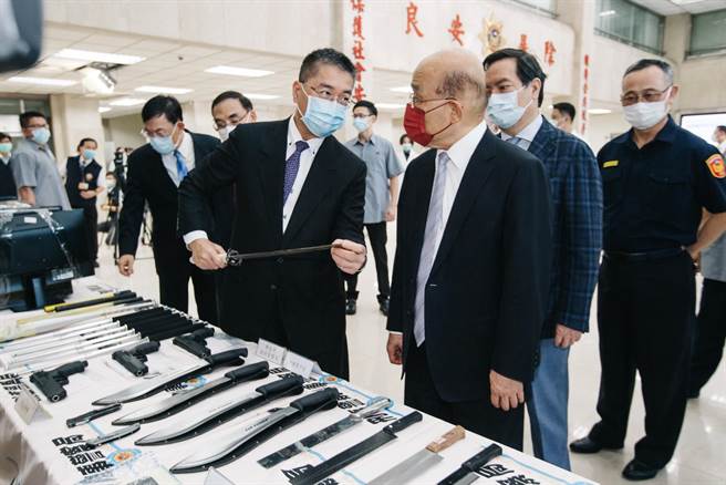 行政院长苏贞昌（前中）与内政部长徐国勇(前左)研究刀械管制现况。(郭吉铨摄)
