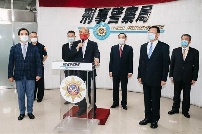 行政院长苏贞昌（前中）21日偕内政部长徐国勇（后左二）、法务部长蔡清祥（后右二）、行政院发言人罗秉成（前左）等人前往视察刑事局扫黑缉毒成果并予嘉勉。(郭吉铨摄)