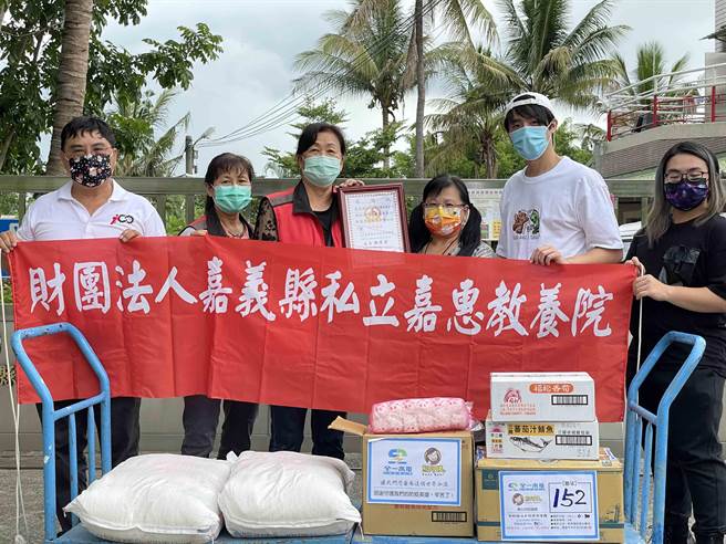 黄昺翔送防疫酒精到教养院。（无限美好文创娱乐提供）