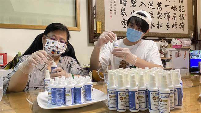 黄昺翔亲自分装防疫酒精。（无限美好文创娱乐提供）