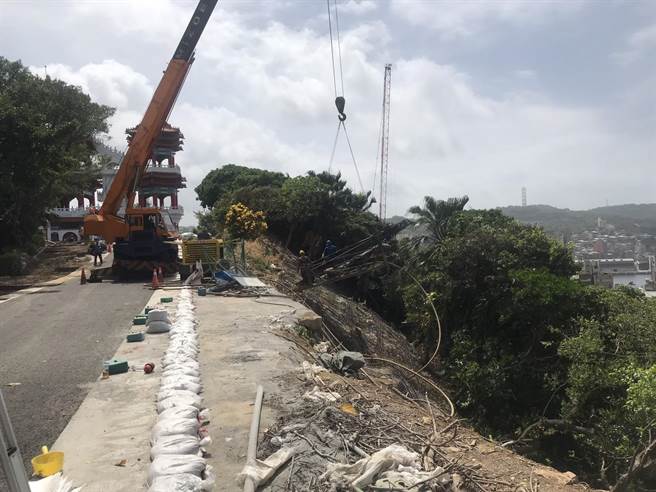 串接主普坛与大佛的鹊桥原预计9月底完工，但工程单位整顿边坡时，发现路基流失严重，目前正进行加固工程。（陈彩玲摄）